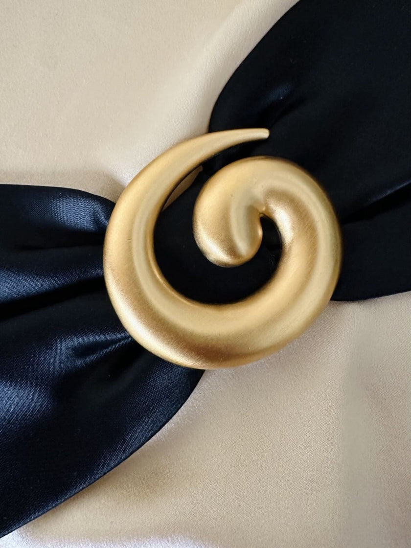 Spilla vintage modernista Monet spazzolato con maxi fiocco nero in raso di seta