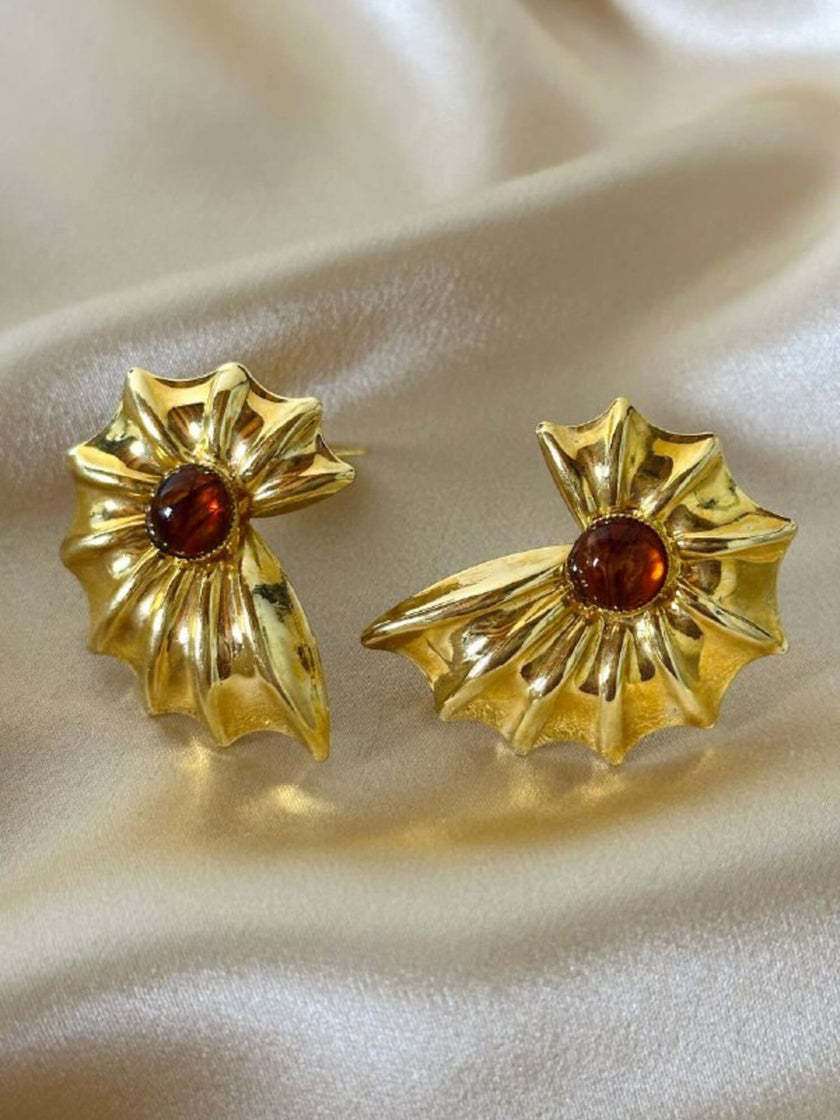 Orecchini a clip dorati a forma di conchiglia con cabochon centrale in ambra sintetica