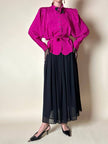 Camicia in crepe color ciclamino con spilla a forma di rosa e bottoni gioiello “Dorette”