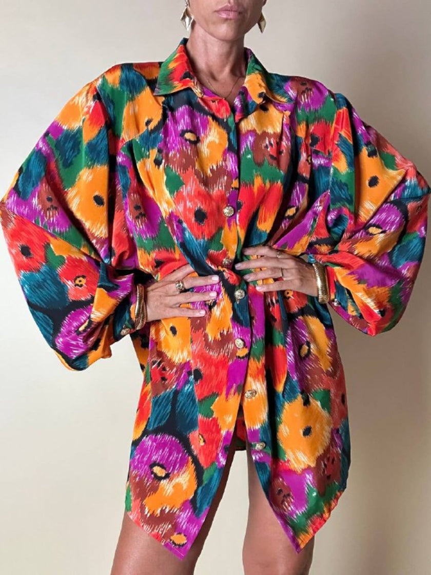 Oversized-Hemd mit buntem Blumenmuster und goldenen Knöpfen
