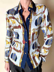 Camicia sartoriale in seta jacquard fantasia equestre barocca con bottoni gioiello dorati
