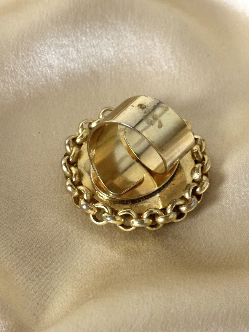 Anello dorato con pietra vitrea verde 