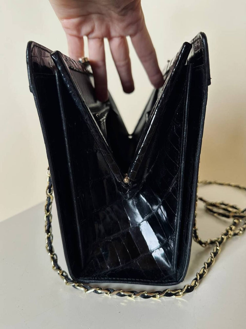 Borsa vintage in pelle nera lucida stampa coccodrillo con manici in catena oro
