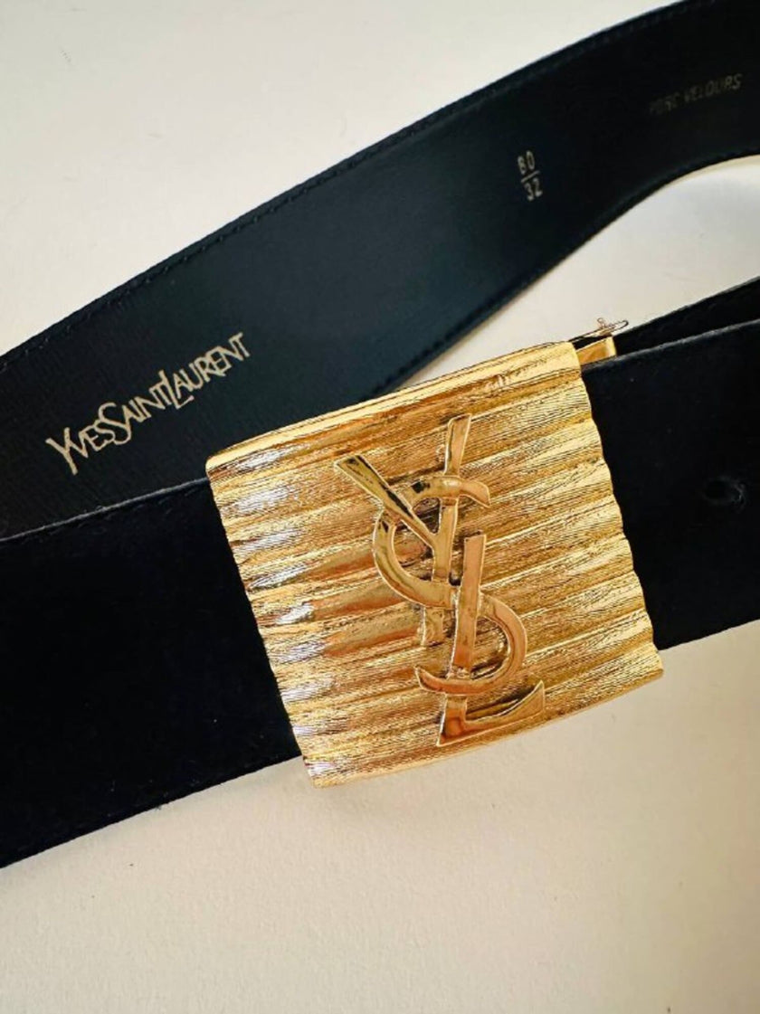 Cintura in camoscio nero con placca logata in metallo oro “Yves Saint Laurent”
