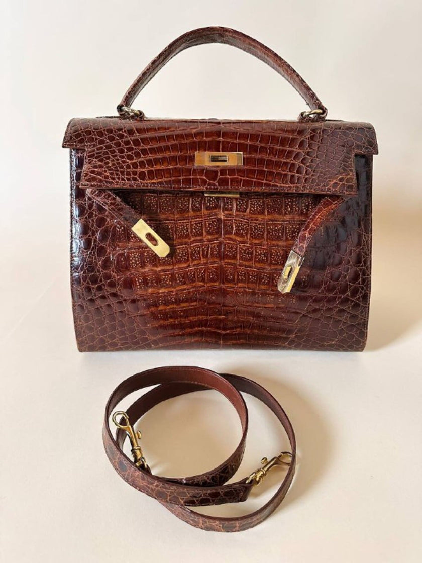 Borsa a trapezio in pelle di coccodrillo color cognac con tracolla e hardware oro Idra