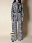 Jumpsuit in seta fantasia zebrata con maxi fiocco al collo
