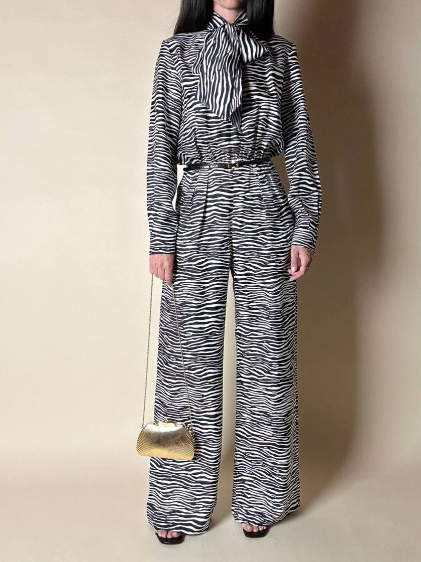 Jumpsuit in seta fantasia zebrata con maxi fiocco al collo