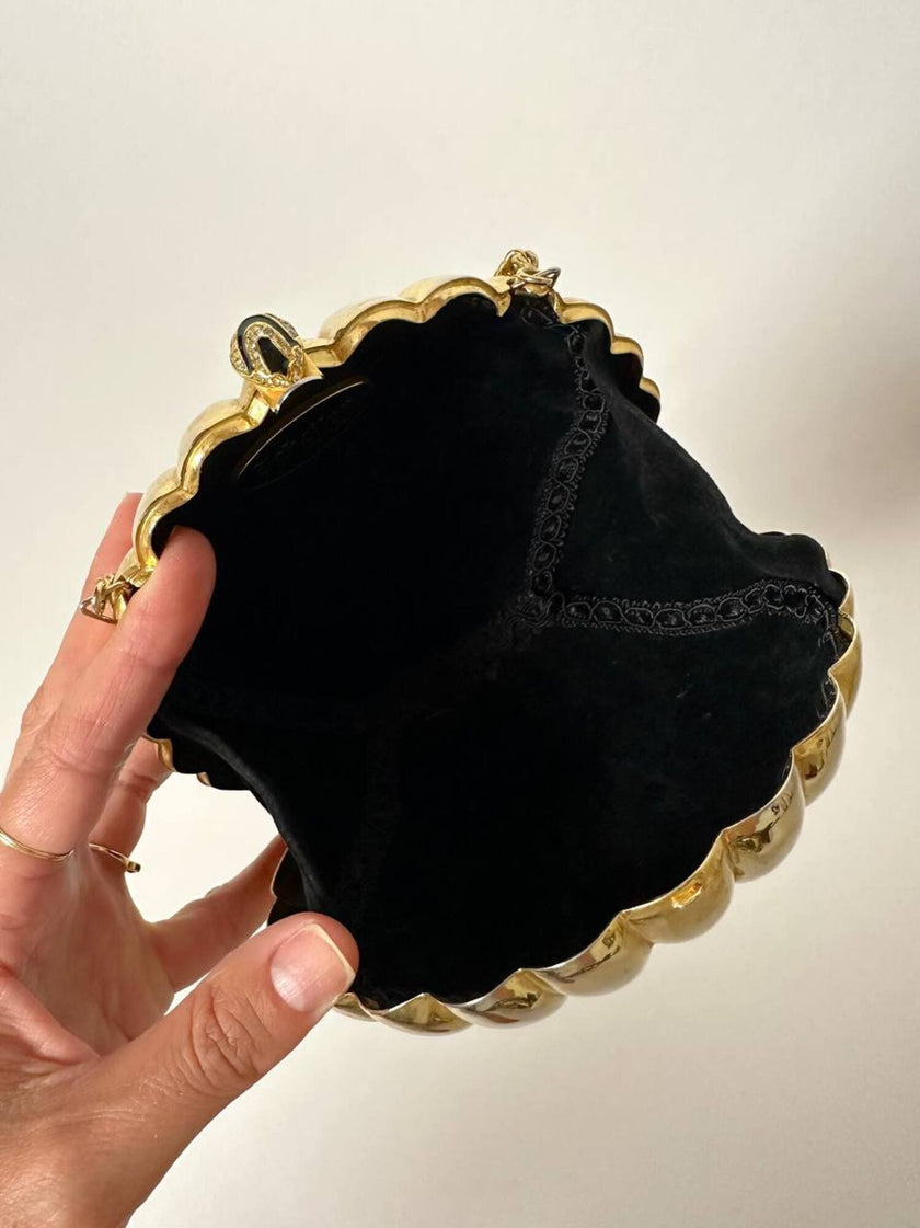 Clutch vintage Scheilan realizzata in metallo oro a forma di conchiglia con maxi nappa couture