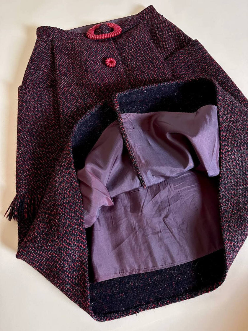 Gonna sartoriale A-Line in lana bouclé grigio antracite e rosso con bottoni in pelle