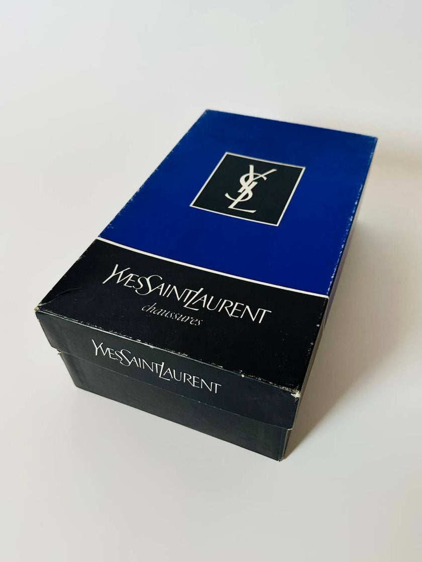 Décolleté vintage Yves Saint Laurent in raso di seta nero con rosa di taffetà fucsia