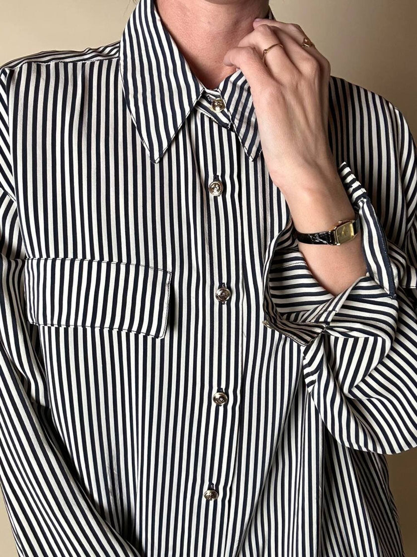 Vintage-Bluse aus weiß-schwarzer gestreifter Seide mit goldenen Knöpfen