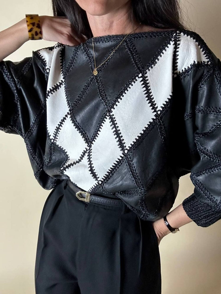 Blusa vintage in pelle nera e bianca patchwork con lavorazione crochet e maniche a pipistrello