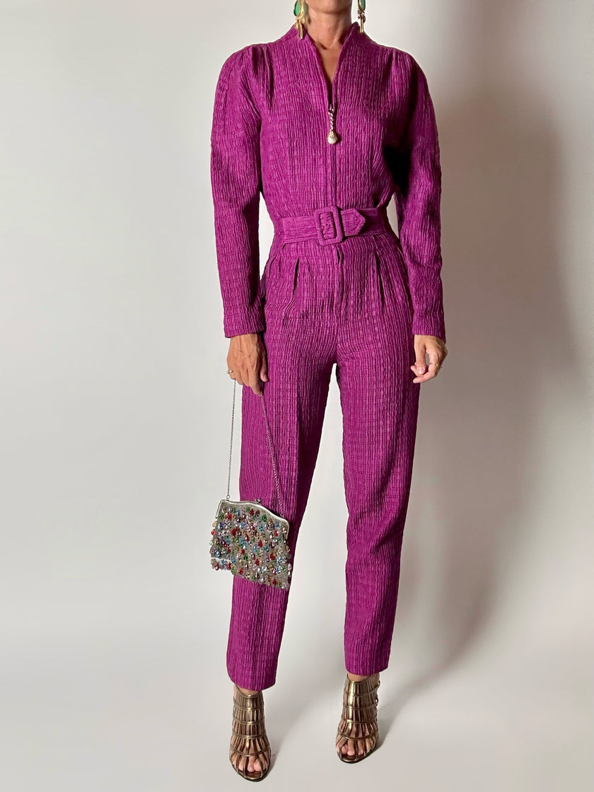 Jumpsuit vintage sartoriale in seta goffrata viola con cinturino in vita