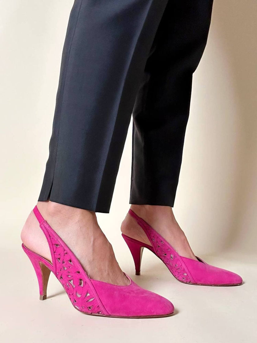 Slingback in suede fucsia con dettaglio laserato “Valentino Garavani By René Caovilla”