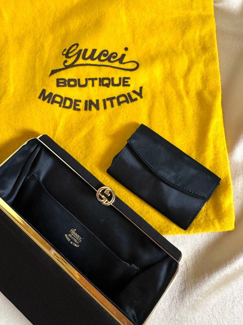 Mini pochette in tessuto nero con chiusura logata color oro “Gucci”