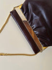 Sac en cuir couleur chocolat avec détail en résine effet écaille et bandoulière en chaîne dorée