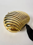 Clutch vintage Scheilan realizzata in metallo oro a forma di conchiglia con maxi nappa couture