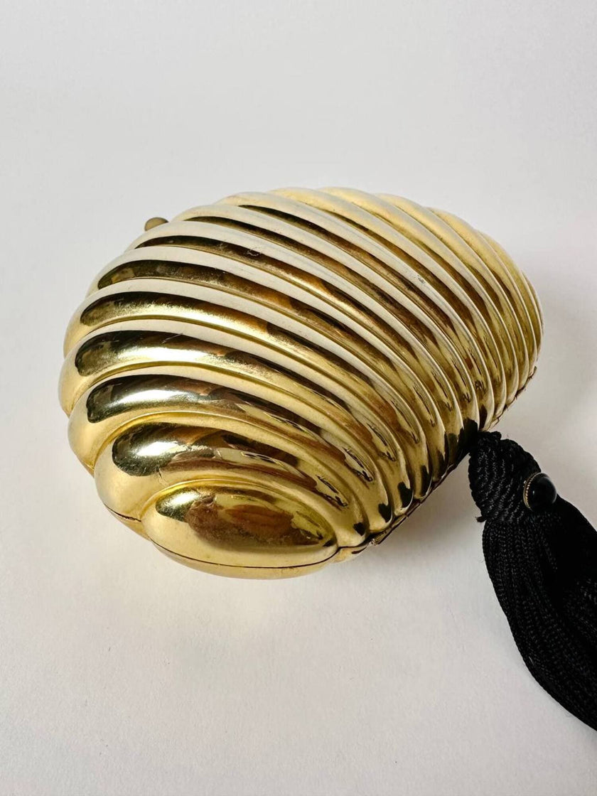 Clutch vintage Scheilan realizzata in metallo oro a forma di conchiglia con maxi nappa couture