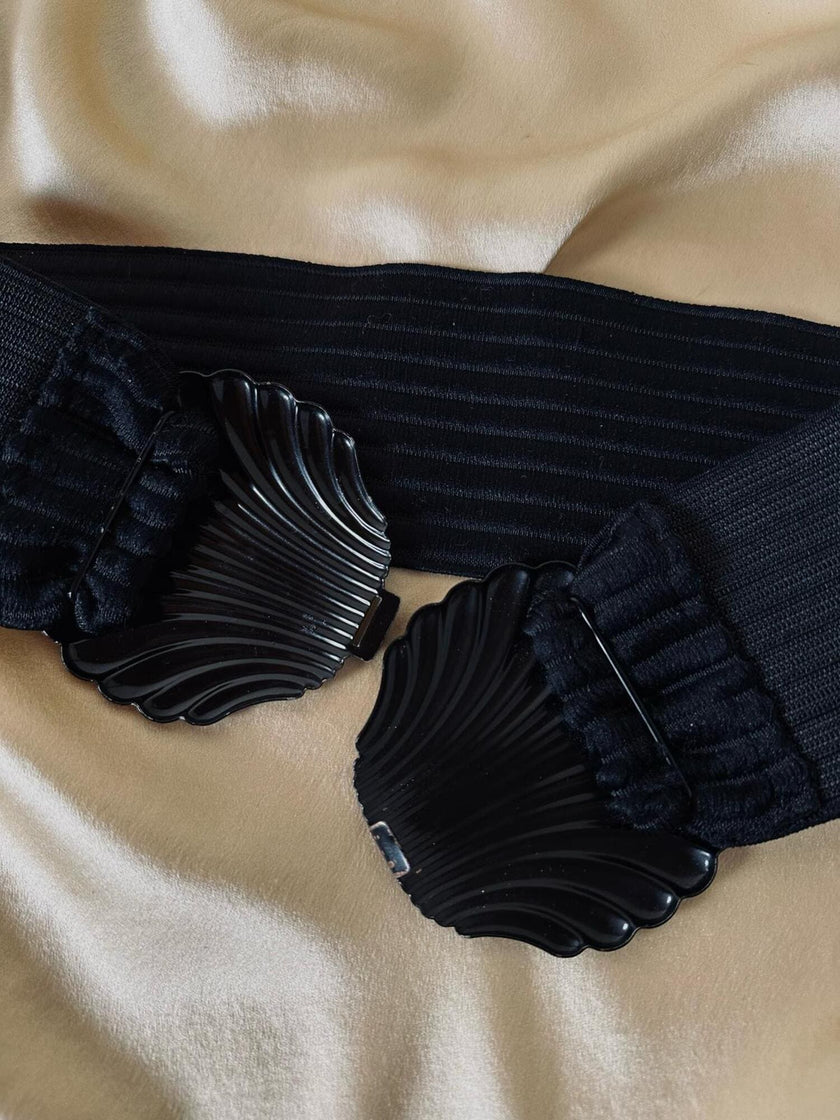 Cintura elastica nera con fermaglio smaltato a forma di capasanta
