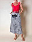 Pantalone gaucho a righe verticali bianco e blu con abbottonatura laterale asimmetrica