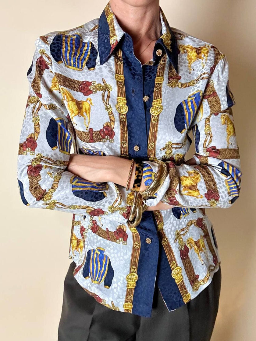Camicia sartoriale in seta jacquard fantasia equestre barocca con bottoni gioiello dorati