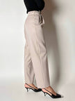 Pantalone vintage in fresco di lana greige con pince e abbottonatura su ambo i lati