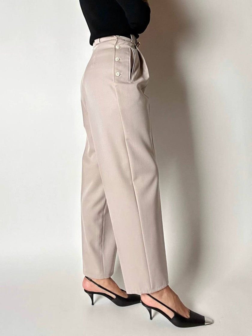 Pantalone vintage in fresco di lana greige con pince e abbottonatura su ambo i lati