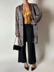 Borsa vintage in velluto nero con struttura dorata e nappe laterali