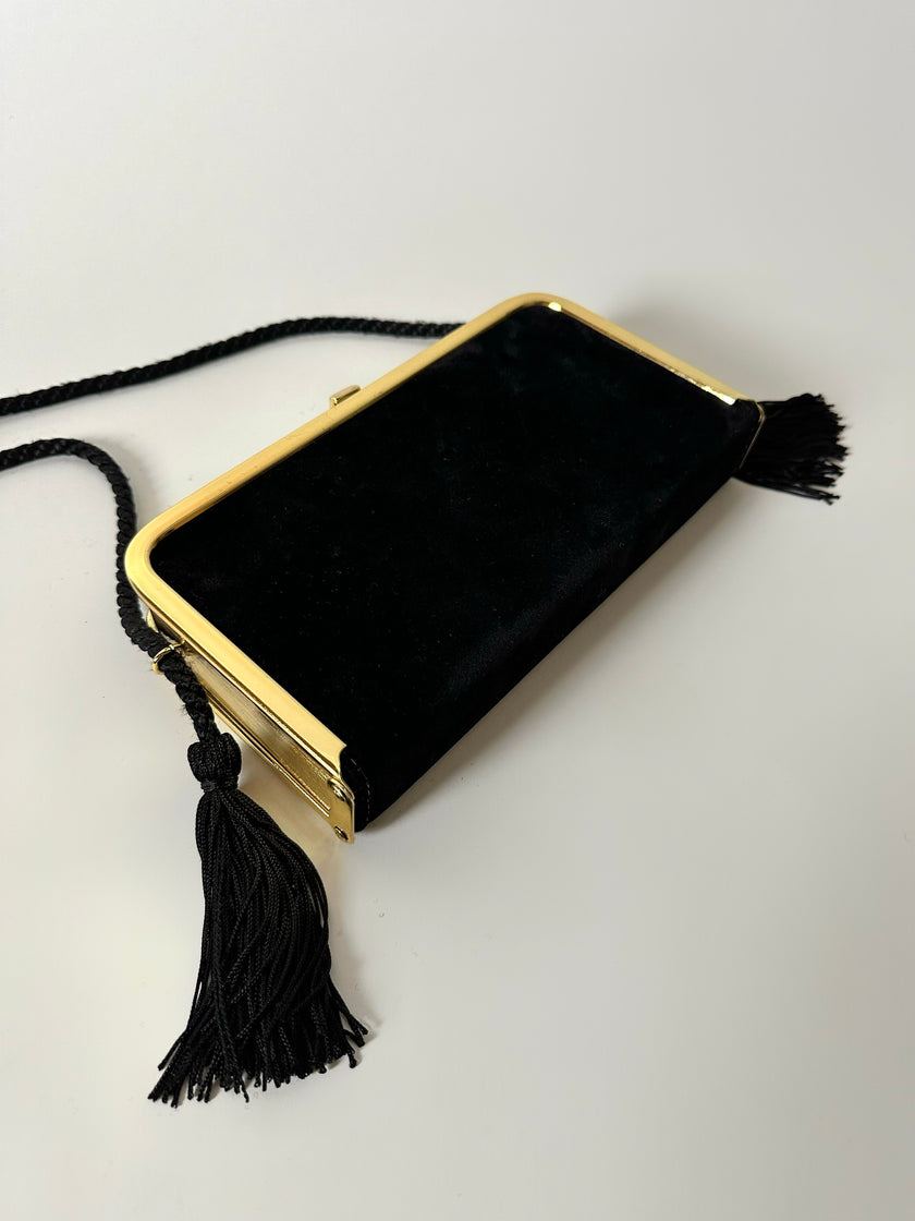 Borsa vintage in velluto nero con struttura dorata e nappe laterali
