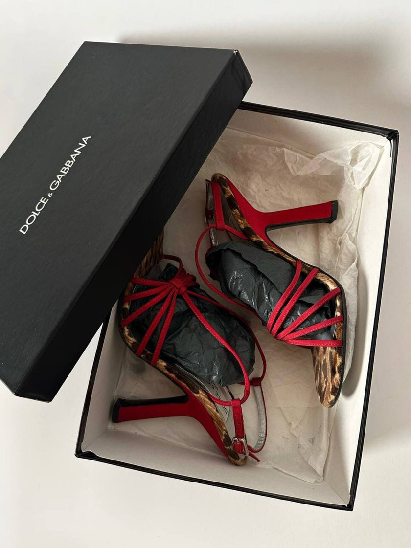 Sandalias vintage Dolce & Gabbana en crepé rojo y terciopelo con estampado de leopardo