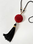 Collana vintage in stile orientale con ciondolo rotondo in cinabro rosso e nappa couture