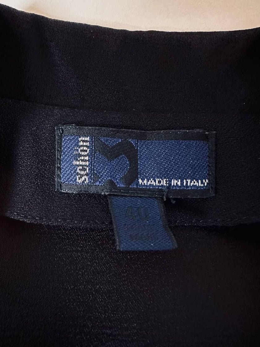 Abito nero a portafoglio con prezioso rever in raso e perline “Mila Schön”
