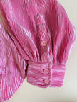Camicia rosa in tessuto micro plissé con bottoni in madreperla “Ganni”
