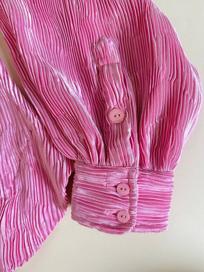 Camicia rosa in tessuto micro plissé con bottoni in madreperla “Ganni”