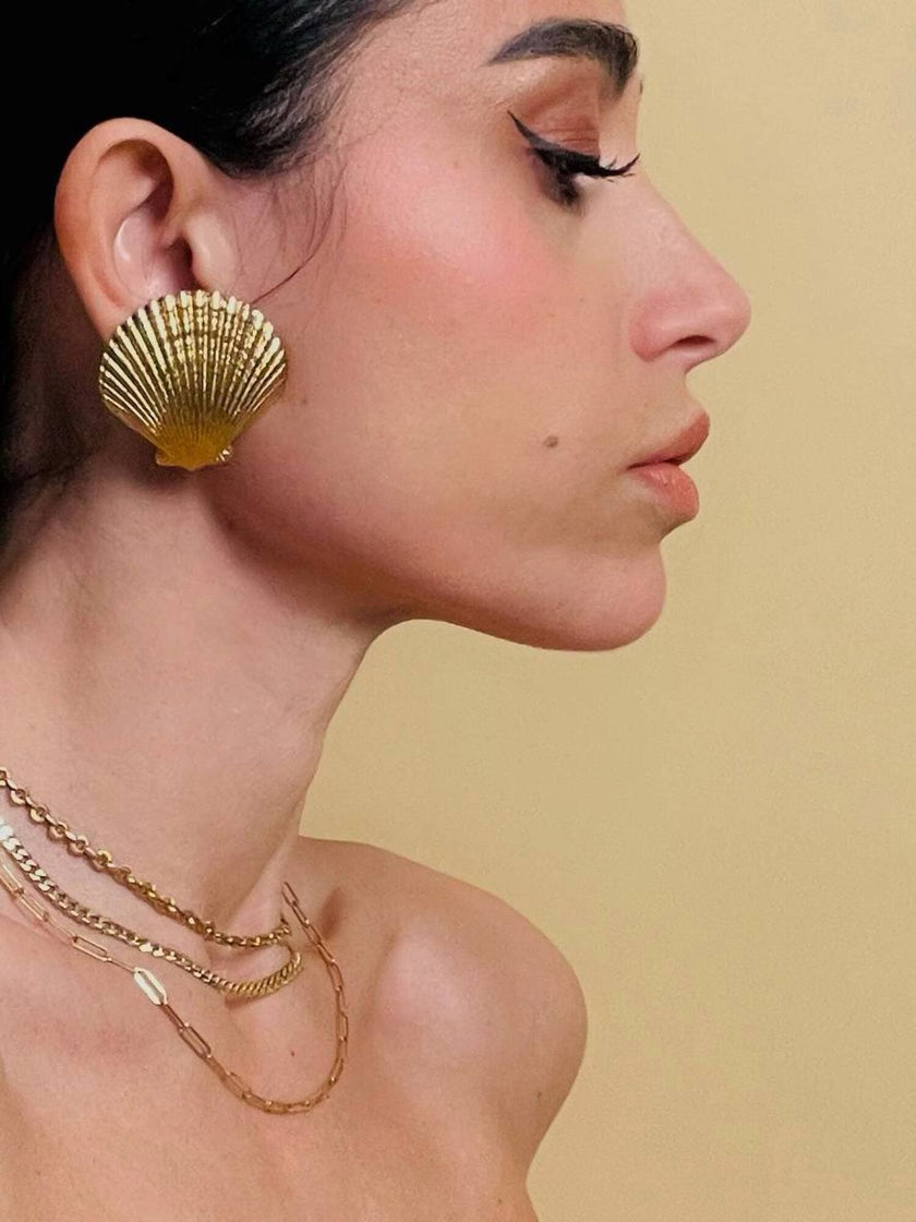 Orecchini a clip dorati a forma di capasanta “Yves Saint Laurent”