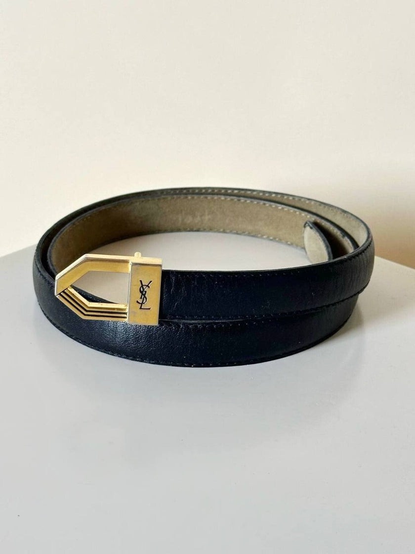Cintura vintage Yves Saint Laurent in pelle nera con fibbia geometrica oro con logo YSL
