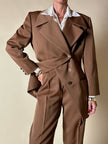 Tailleur giacca/pantalone in rasato di lana color caramello “Byblos”