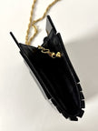 Borsa vintage Fendi in lucite nera con logo inciso e tracolla a catena dorata