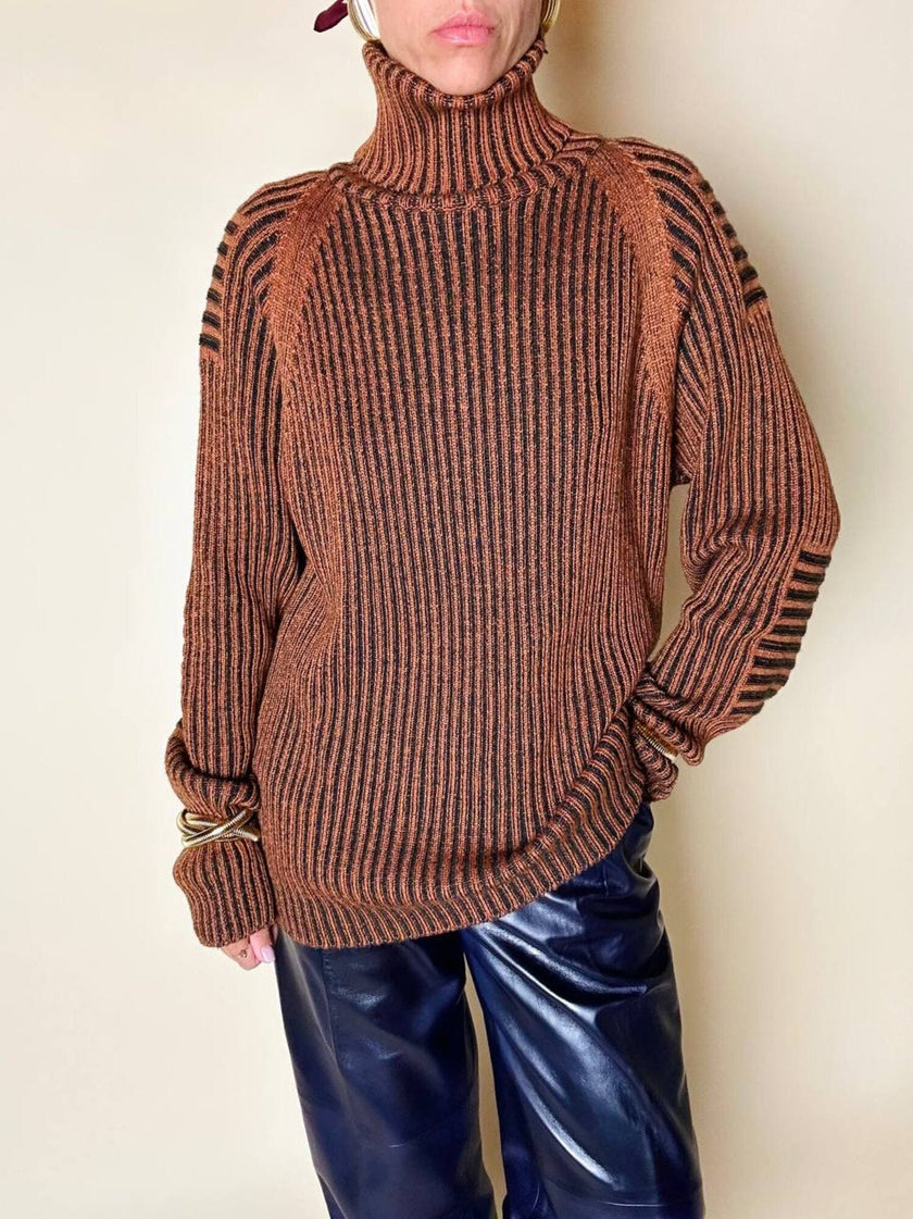 Dolcevita oversize con maxi collo in misto lana a coste larghe ruggine e nero