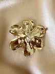 Spilla dorata a forma di fiore con perla cabochon “Yves Saint Laurent”