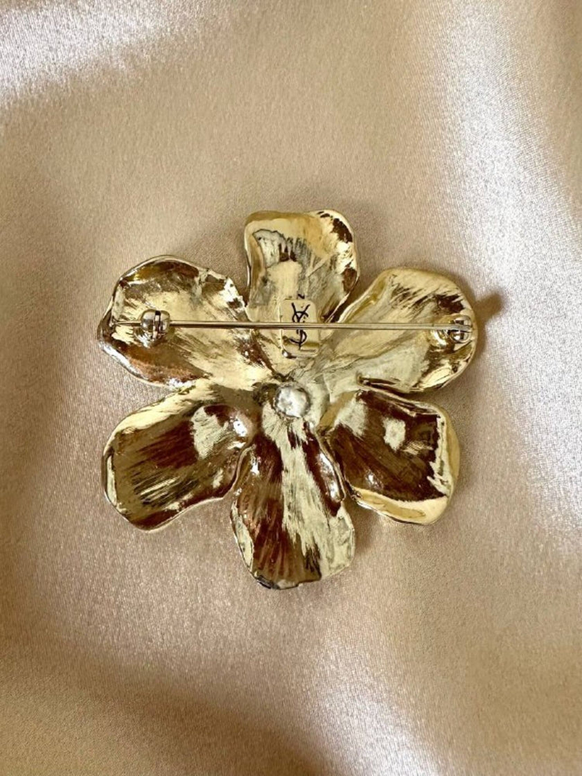 Spilla dorata a forma di fiore con perla cabochon “Yves Saint Laurent”