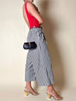 Pantalone gaucho a righe verticali bianco e blu con abbottonatura laterale asimmetrica