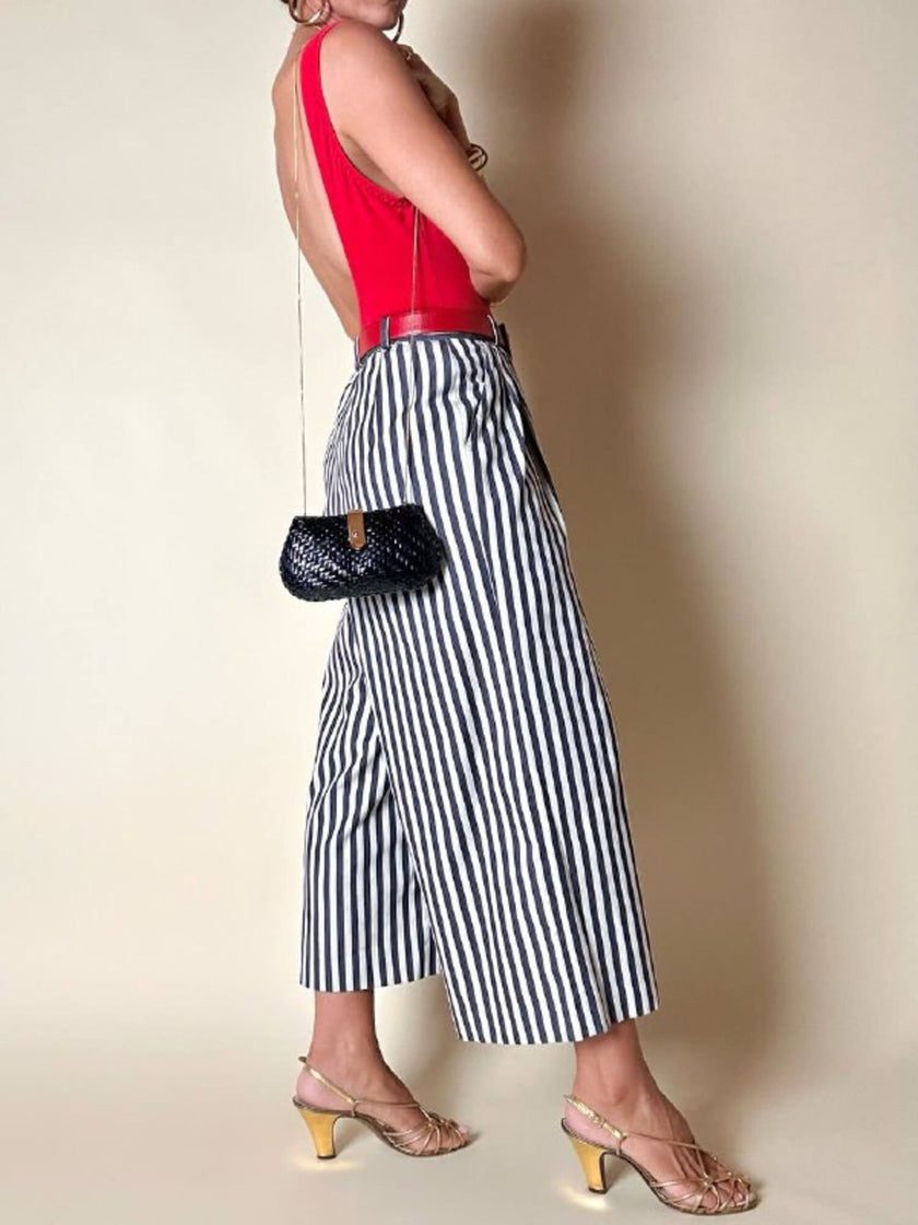 Pantalone gaucho a righe verticali bianco e blu con abbottonatura laterale asimmetrica
