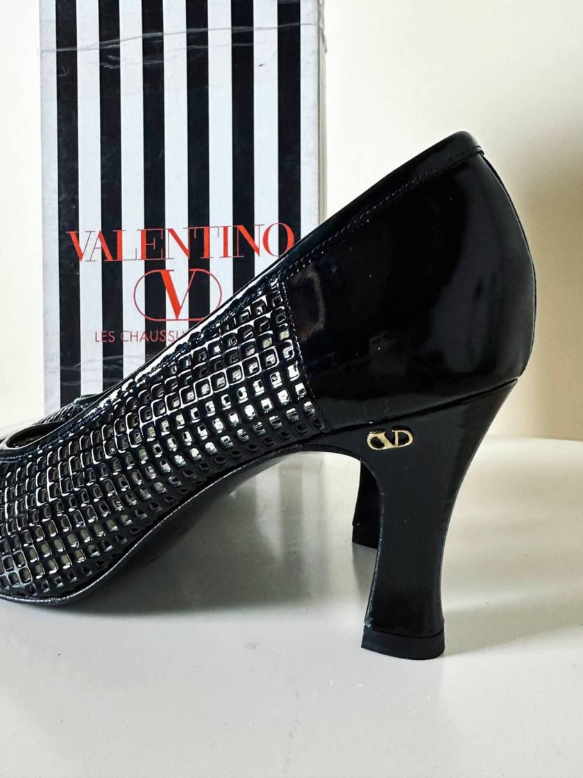 Décolleté vintage Valentino Garavani Miss V in vernice nera traforata con logo nel tacco