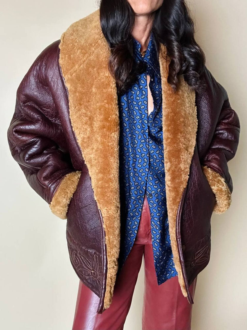 Shearling reverse in pelle liscia marrone castagno con vello caramello e ricamo sul fondo