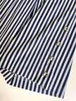 Pantalone gaucho a righe verticali bianco e blu con abbottonatura laterale asimmetrica