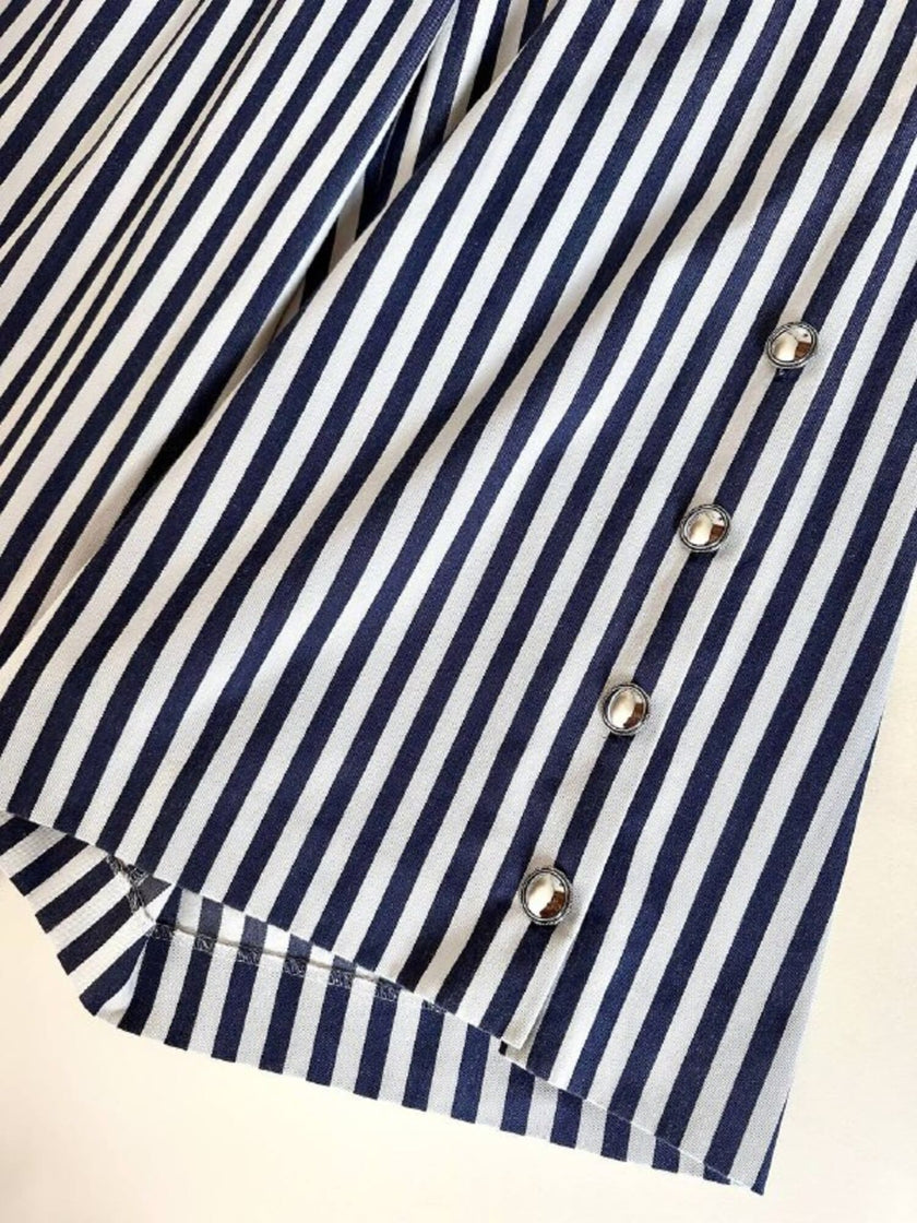 Pantalone gaucho a righe verticali bianco e blu con abbottonatura laterale asimmetrica