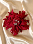 Spilla in tessuto rosso a forma di fiore “Alisy”