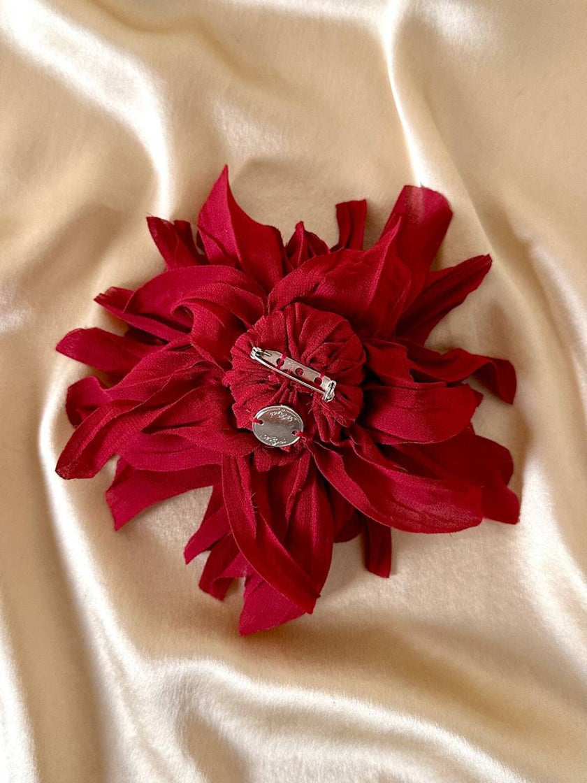 Spilla in tessuto rosso a forma di fiore “Alisy”