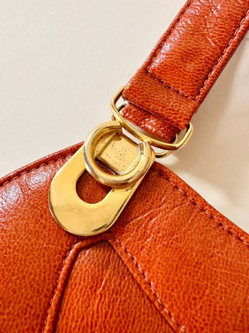 Borsa in pelle arancione zucca con doppi manici e hardware oro